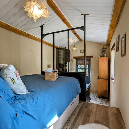 De Vigne En Auvergne Pour Escapade Romantique - Fr-1-582-74 *